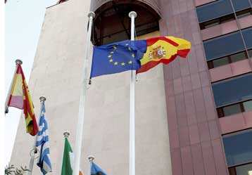 Η Ισπανία μεγαλύτερη «απειλή» από την Ελλάδα για την ευρωζώνη, λέει ο Ν.Ρουμπινί