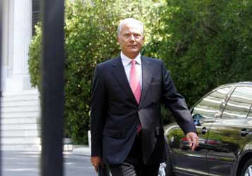 Πιο αισιόδοξος για την ελληνική οικονομία δήλωσε ο διοικητής της ΤτΕ