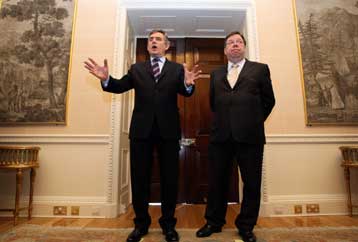 Χωρίς συμφωνία για μεταβίβαση εξουσιών φεύγει ο Μπράουν από την Β.Ιρλανδία