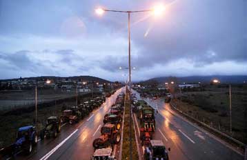 «Ζημία 500 εκατ. ευρώ» σε επιχειρήσεις της βόρειας Ελλάδας από τα αγροτικά μπλόκα