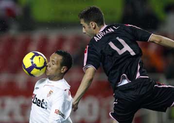 Στα ημιτελικά Σεβίλη και Ράσινγκ Σανταντέρ, απέκλεισαν Λα Κορούνια και Οσασούνα