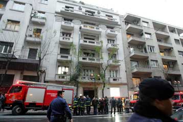 Γκαζάκια στο πολιτικό γραφείο του Κ.Σημίτη στο κέντρο της Αθήνας