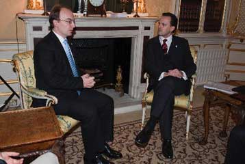 Αναβάθμιση των διπλωματικών αποστολών ζητά η ΠΓΔΜ από την Ελλάδα