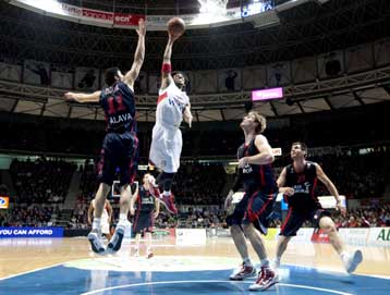 Θρυλικό… διπλό του Ολυμπιακού στη Βιτόρια επί της Κάχα Λαμποράλ