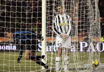 Η Ιντερ το «γύρισε» στην εκπνοή και απέκλεισε τη Γιουβέντους από την «τετράδα»