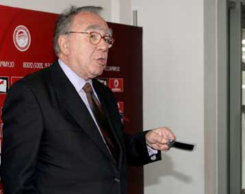 «Ενωμένοι ως το τέλος» το μήνυμα του Κόκκαλη που μένει στον Ολυμπιακό για να παλέψει