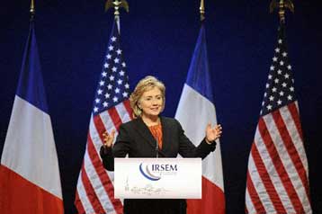 Η Χίλαρι Κλίντον καλεί τη Μόσχα να συνεργαστεί για την ευρωπαϊκή ασφάλεια