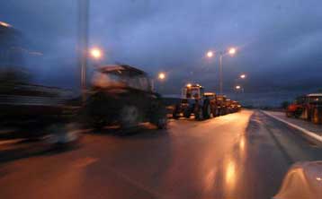 Ανυποχώρητοι από τις θέσεις τους, αμετακίνητοι από τα μπλόκα οι αγρότες