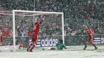 Ανετη νίκη και επιστροφή στην κορυφή για την Μπάγερν, από κοντά η Σάλκε