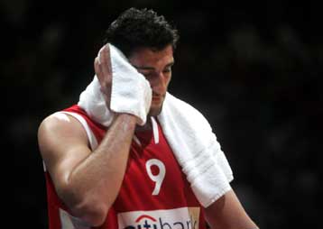 Με μάσκα και εφόσον χρειαστεί θα παίξει ο Μπουρούσης με τον Αρη