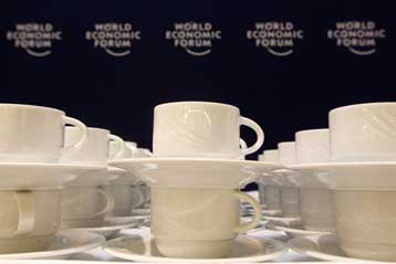 Mε βαρύτερη ατμόσφαιρα για τις τράπεζες έκλεισε το Παγκόσμιο Οικονομικό Φόρουμ