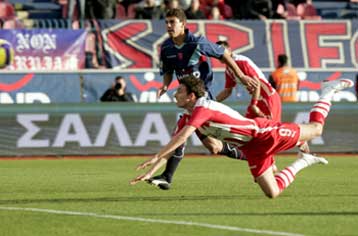 Με την ψυχή στο στόμα και με δέκα παίκτες, ο Ολυμπιακός πέρασε από τη Νέα Σμύρνη