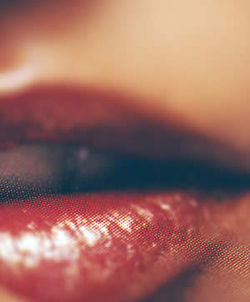 Οι γυναίκες με αφράτα χείλη δείχνουν νεότερες