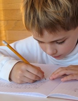 Τα παιδιά που γράφουν και με τα δύο χέρια, έχουν νοητικά, γλωσσικά και μαθησιακά προβλήματα