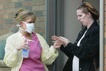 Μάσκες και απολυμαντικά χεριών περιορίζουν τον κίνδυνο γρίπης