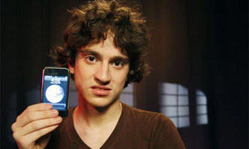 O χάκερ του iPhone σπάει και το PS3