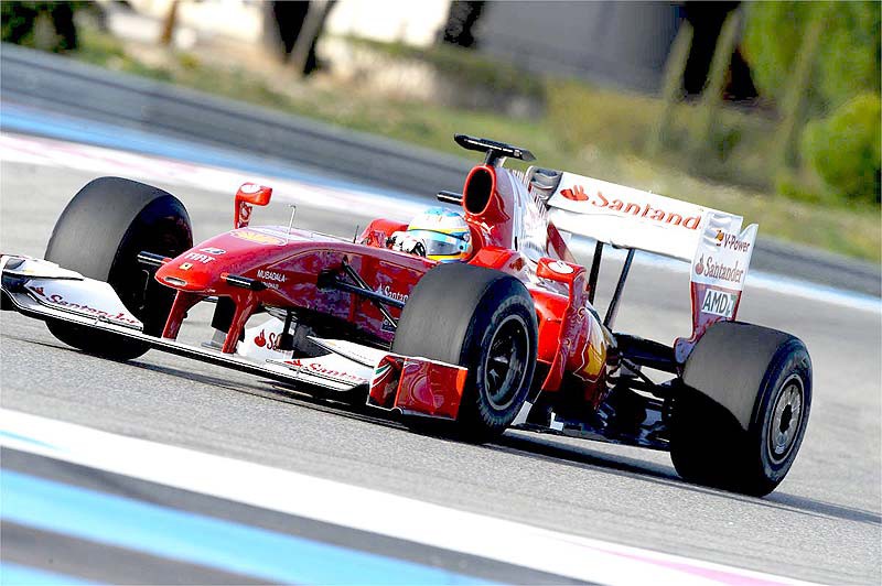 Ο Fernando Alonso με τα νέα χρώματα της Ferrari