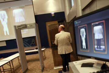 Ξεκίνησε η επιλεκτική χρήση σαρωτών σώματος σε βρετανικά αεροδρόμια