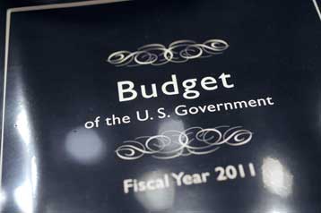 Με έλλειμμα ρεκόρ 1,66 τρισ. δολαρίων ο προϋπολογισμός του Μπ.Ομπάμα για το 2011