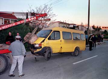 Σχολικό λεωφορείο συγκρούστηκε με ΙΧ στην παραλιακή