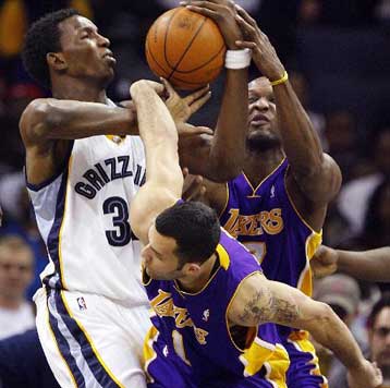 Stop από τους Γκριζλς στους Λέικερς