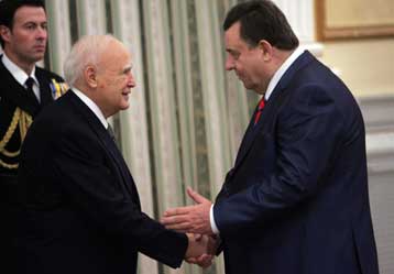 Ευρύτερες συνεννοήσεις «βλέπει» ο Γ.Καρατζαφέρης με αφορμή την επανεκλογή Παπούλια