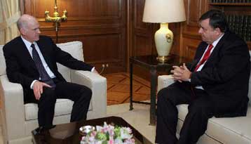 Συναινετικός ο Γιώργος Καρατζαφέρης στα οικονομικά μέτρα της κυβέρνησης