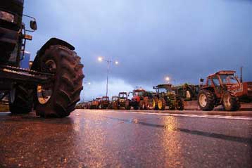 Μηνύσεις από ξενοδόχους και Δράση για παρακώλυση συγκοινωνιών από τα αγροτικά μπλόκα