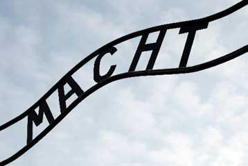 Ένταλμα σύλληψης κατά Σουηδού για την κλοπή της επιγραφής του Αουσβιτς