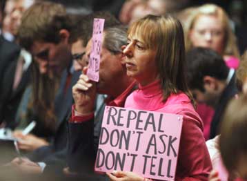 Χαλαρώνει τους κανονισμούς για τους ομοφυλόφιλους ο αμερικανικός στρατός
