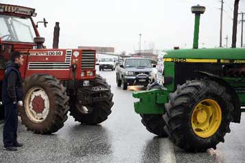 Μπλόκο αγροτών και κτηνοτρόφων στην Κ.Μπατζελή που μεταβαίνει στη Θεσσαλονίκη