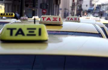 Πορεία διαμαρτυρίας των οδηγών ταξί προς το υπουργείο Οικονομικών