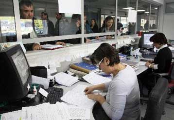 Γενικό «πάγωμα» μισθών στον δημόσιο τομέα και μείωση 10% στα επιδόματα