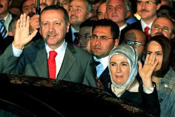 «Πεδίο μάχης» η τουρκική Εθνοσυνέλευση για τη μαντήλα της Εμινέ