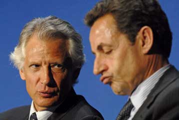 Στο ναδίρ της η δημοτικότητα του Σαρκοζί μετά την αθώωση Ντε Βιλπέν