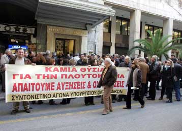 Σε 48ωρη απεργία εφοριακοί και τελωνειακοί κατά των περικοπών επιδομάτων