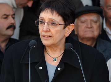 Σε πολεμική αντεπίθεση κάλεσε τους εργαζόμενους η Αλ.Παπαρήγα