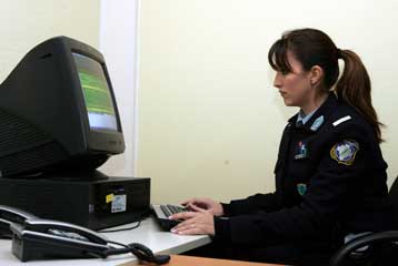 Αστυνομικές ταυτότητες σε μέγεθος πιστωτικής κάρτας και για τους Έλληνες πολίτες