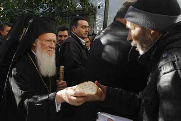 Επίσκεψη Βαρθολομαίου στα συσσίτια της Αρχιεπισκοπής Αθηνών