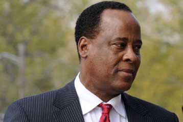 Την παράδοση του γιατρού του Μάικλ Τζάκσον αναμένουν οι Αρχές του Λος Αντζελες