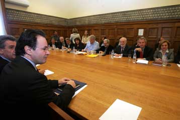 «Γκρίνια» βουλευτών του ΠΑΣΟΚ για καθυστερήσεις στη λήψη μέτρων