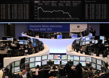 Υποχωρήσεις στη Γουόλ Στριτ την Πέμπτη, «ελεύθερη πτώση» στις ευρωπαϊκές αγορές