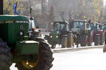 Σταδιακή αποχώρηση των αγροτών από τα μπλόκα