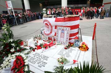 Συγκίνηση στο μνημόσυνο των 21 νεκρών της «Θύρας 7»