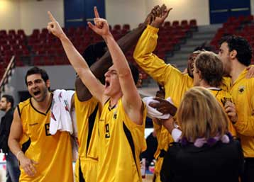 Σαρωτική η ΑΕΚ, διέλυσε τον Πανιώνιο στο κλειστό του «Ελληνικού»