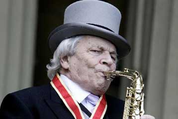 Πέθανε ο θρύλος της βρετανικής τζαζ σερ Τζον Ντάνκγουορθ
