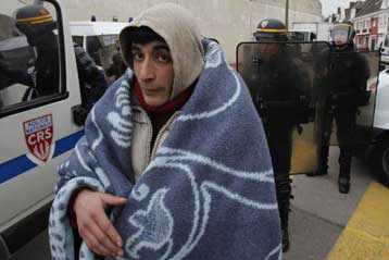 Κατάλυμα μεταναστών στο Καλαί «σφράγισε» η γαλλική αστυνομία