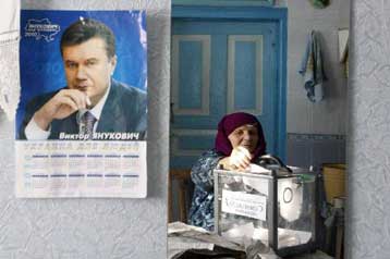 Προεδρική νίκη Γιανούκοβιτς δείχνουν τα exit poll στην Ουκρανία