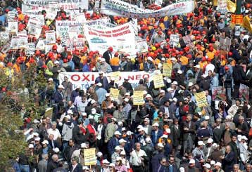 Κλιμακωτές περικοπές επιδομάτων στο Δημόσιο και «πάγωμα» συντάξεων άνω των 1.500 ευρώ