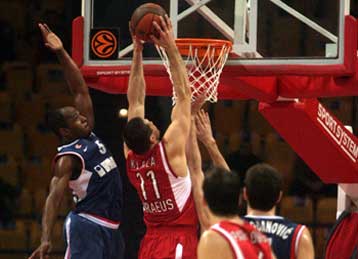 Αγχωτική νίκη του Ολυμπιακού πριν τους «τελικούς» Παναθηναϊκού, Αμαρουσίου